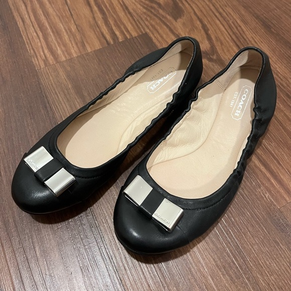 Coach Leather Bow Flats in Black Leather & Patent
Size 6B - Picture 1 of 10